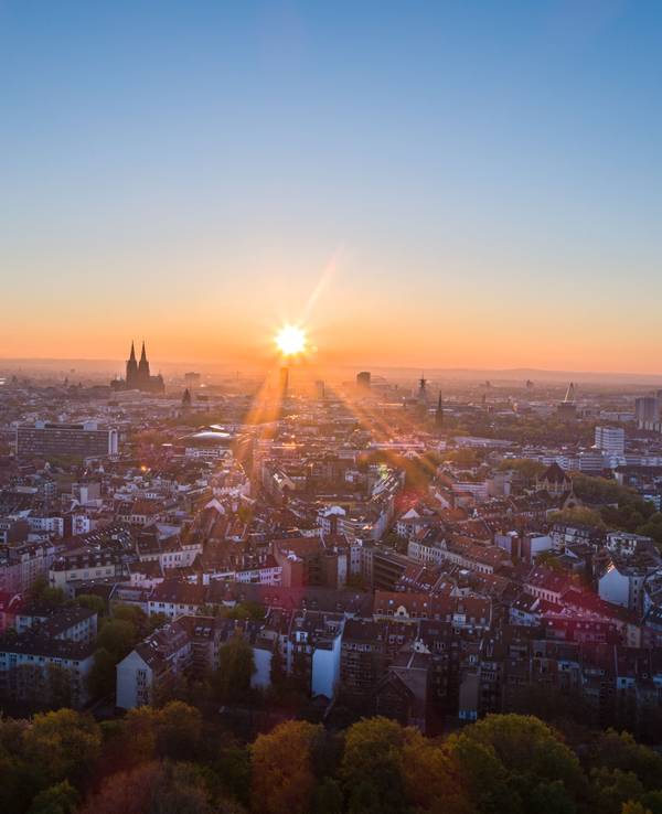 Blick über Köln bei Sonnenaufgang. Im Zentrum ist der Kölner Dom zu sehen.