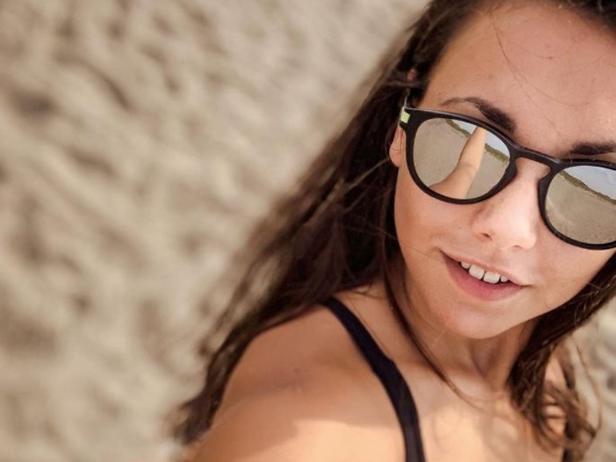 Erotik-Star Jenny Stella macht ein Selfie.