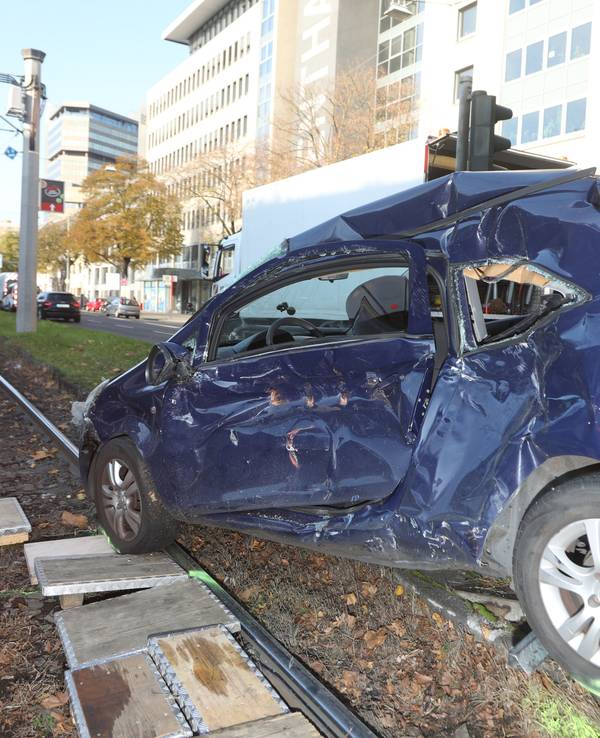 Ein demoliertes Auto steht auf den Gleisen.