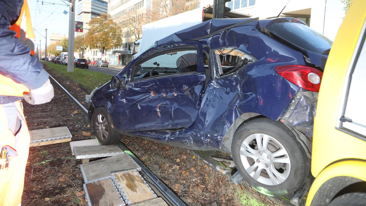 Ein demoliertes Auto steht auf den Gleisen.