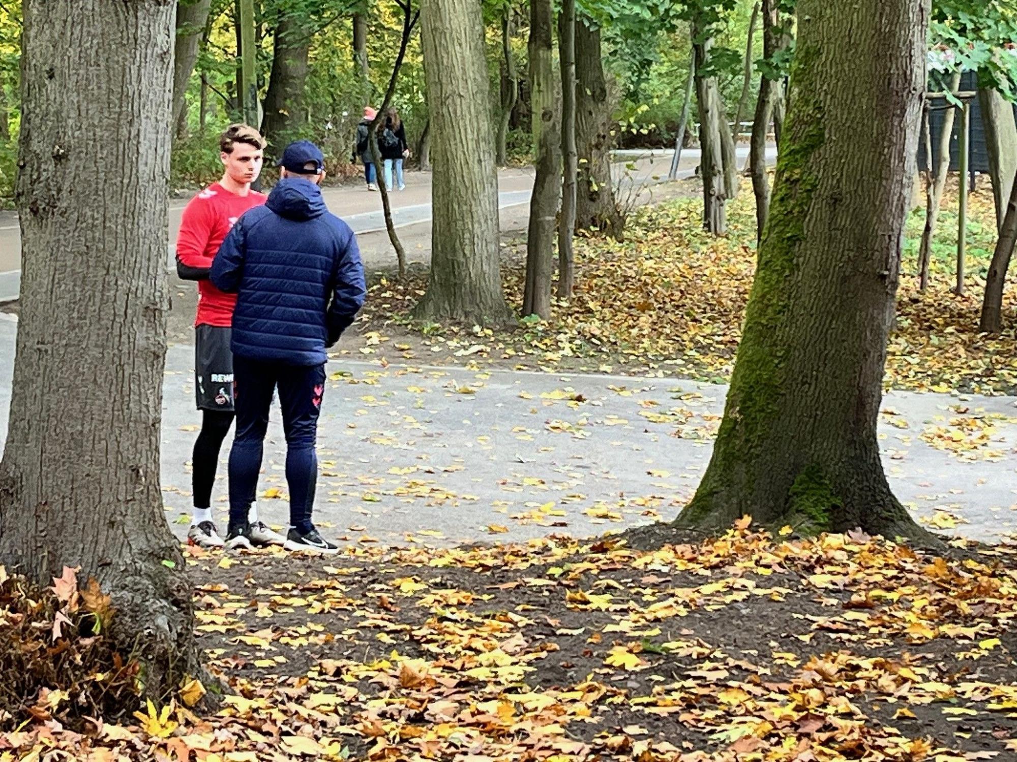 Am Franz-Kremer-Stadion: FC-Trainer Gerhard Struber spricht beim Abschlusstraining mit Kölns Torwart Jonas Urbig.
