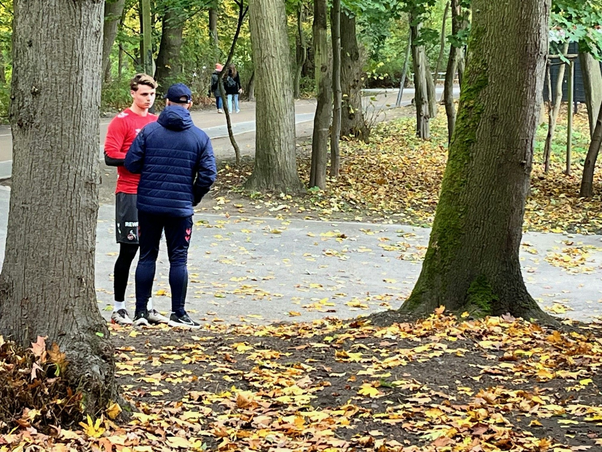 Am Franz-Kremer-Stadion: FC-Trainer Gerhard Struber spricht beim Abschlusstraining mit Kölns Torwart Jonas Urbig.