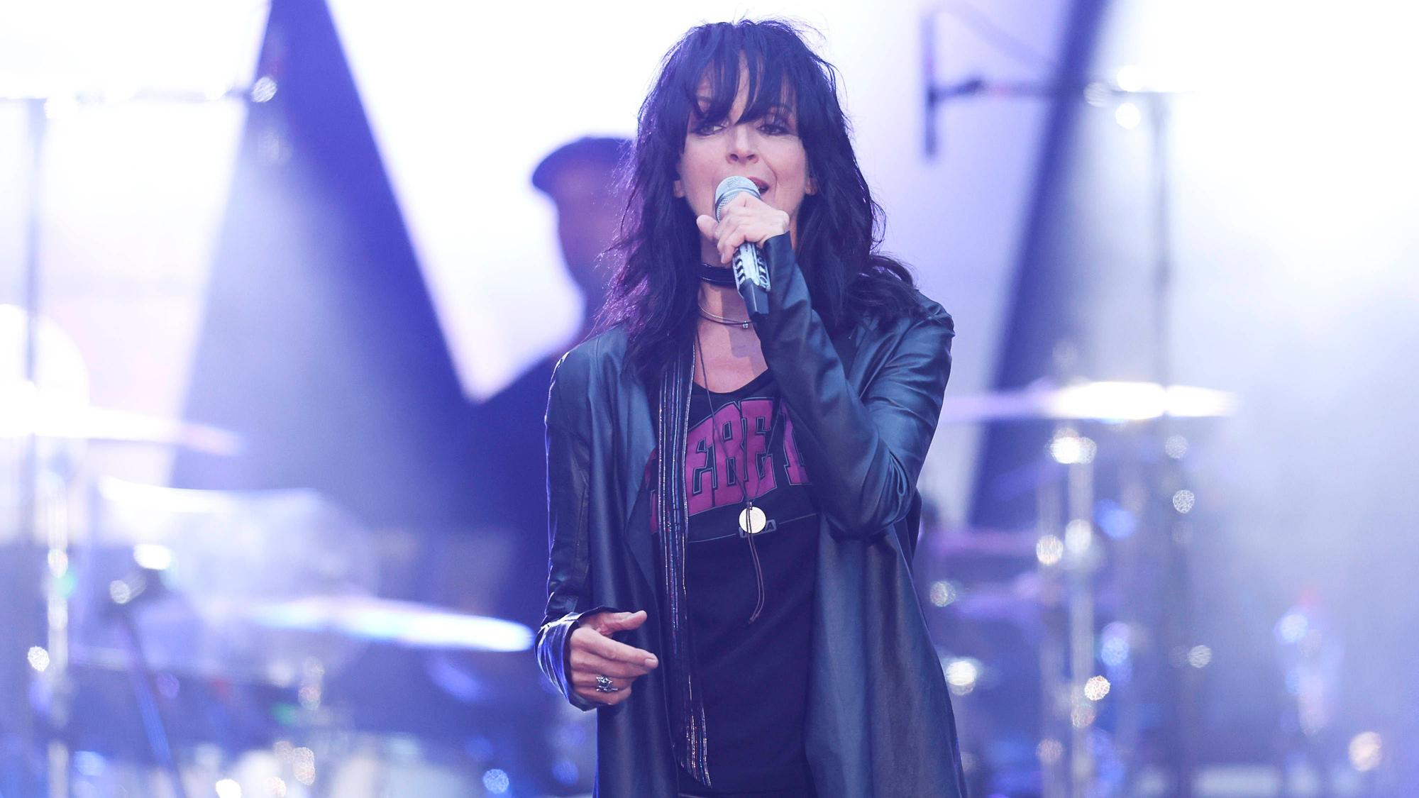 Nena singt beim Konzert auf der Bühne.