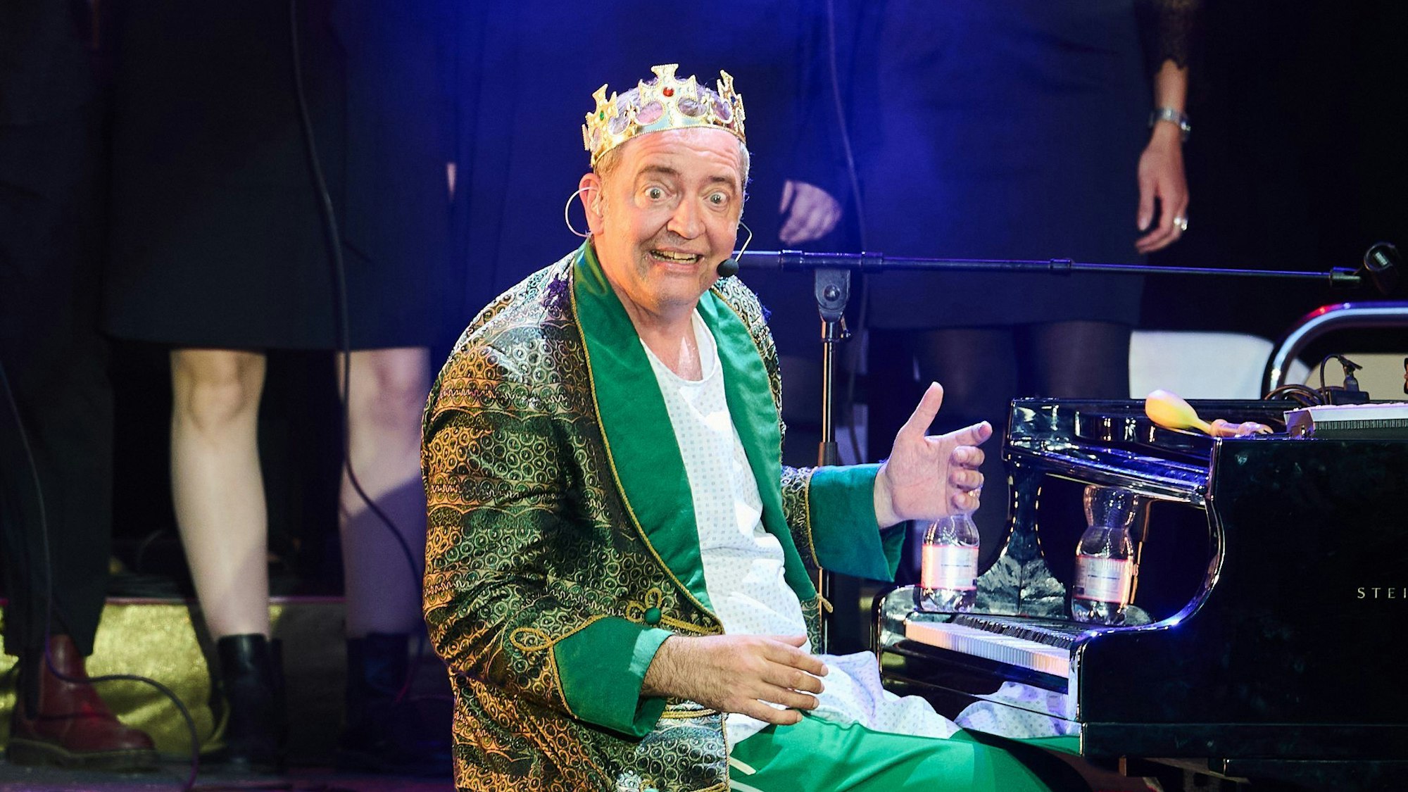 Rainald Grebe singt am 29. Juli 2023 bei einem Konzert in Berlin. Jetzt hat er alle Termine abgesagt.