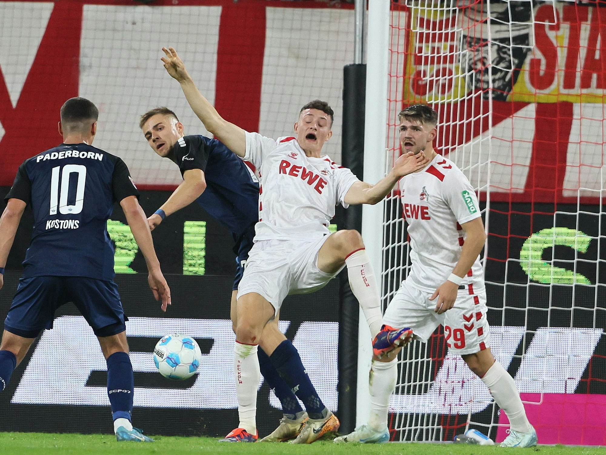 1. FC Köln gegen SC Paderborn, Mitte: Eric Martel (1. FC Köln).