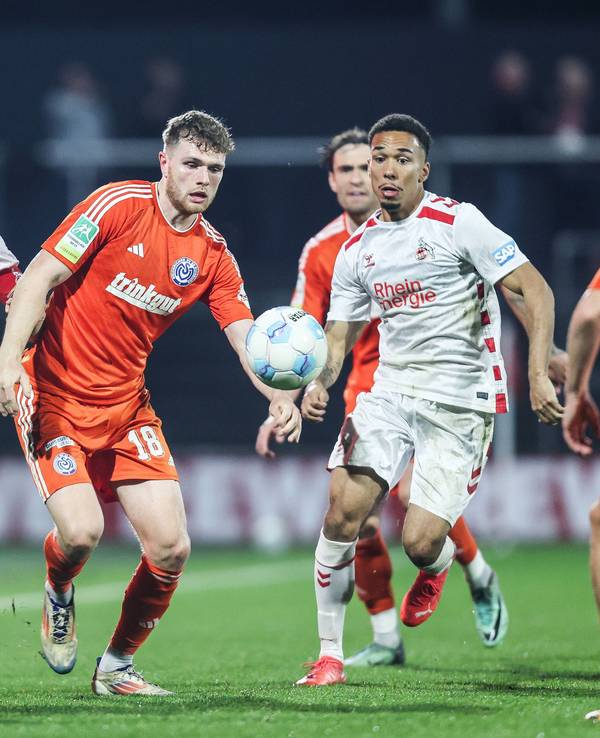 Kölns Marco Höger (l.) und Oliver Issa Schmitt (r.) gegen Duisburgs Steffen Meurer. (Foto: 25. Oktober 2024)