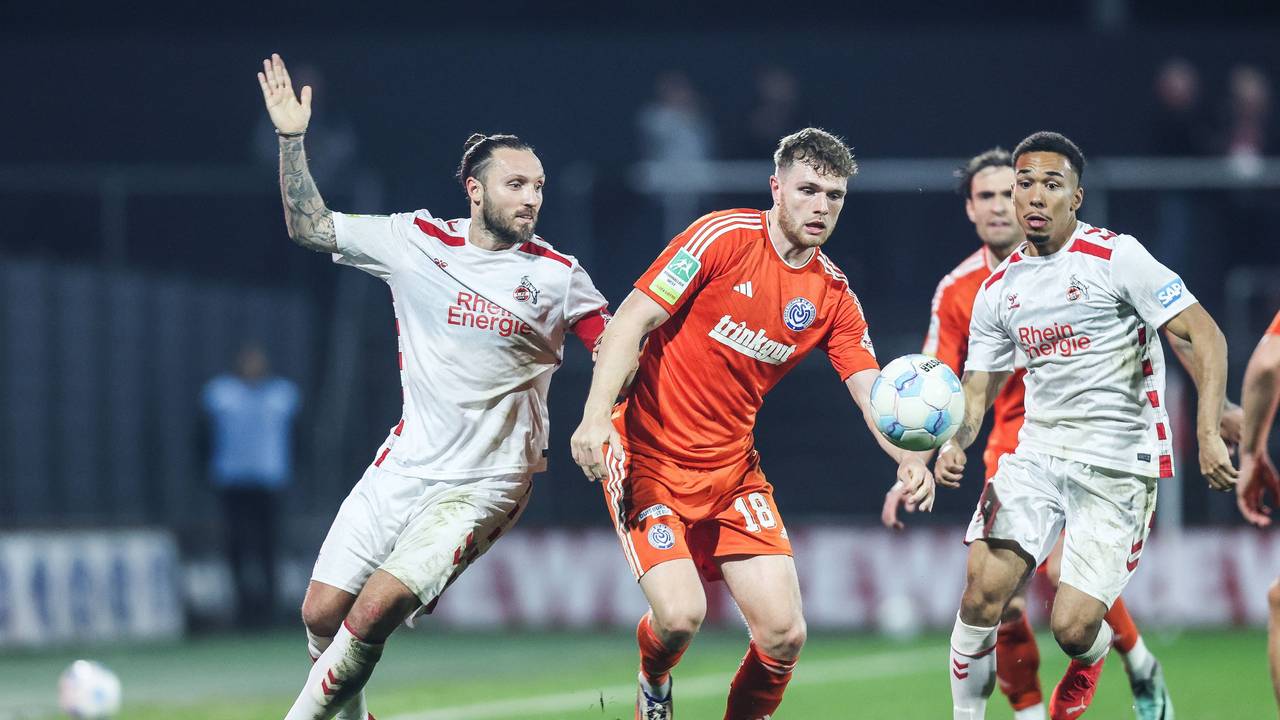 Kölns Marco Höger (l.) und Oliver Issa Schmitt (r.) gegen Duisburgs Steffen Meurer. (Foto: 25. Oktober 2024)