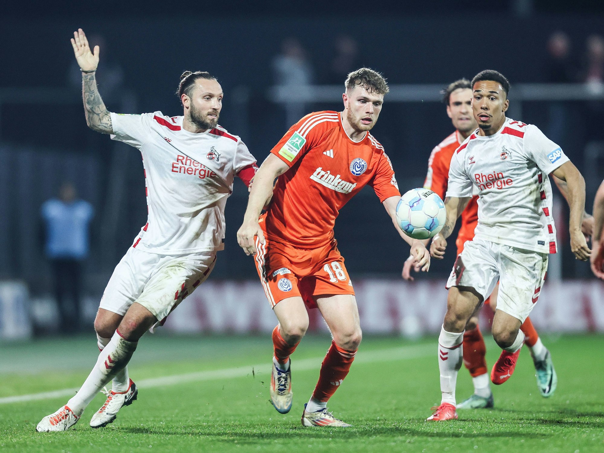 Kölns Marco Höger (l.) und Oliver Issa Schmitt (r.) gegen Duisburgs Steffen Meurer. (Foto: 25. Oktober 2024)