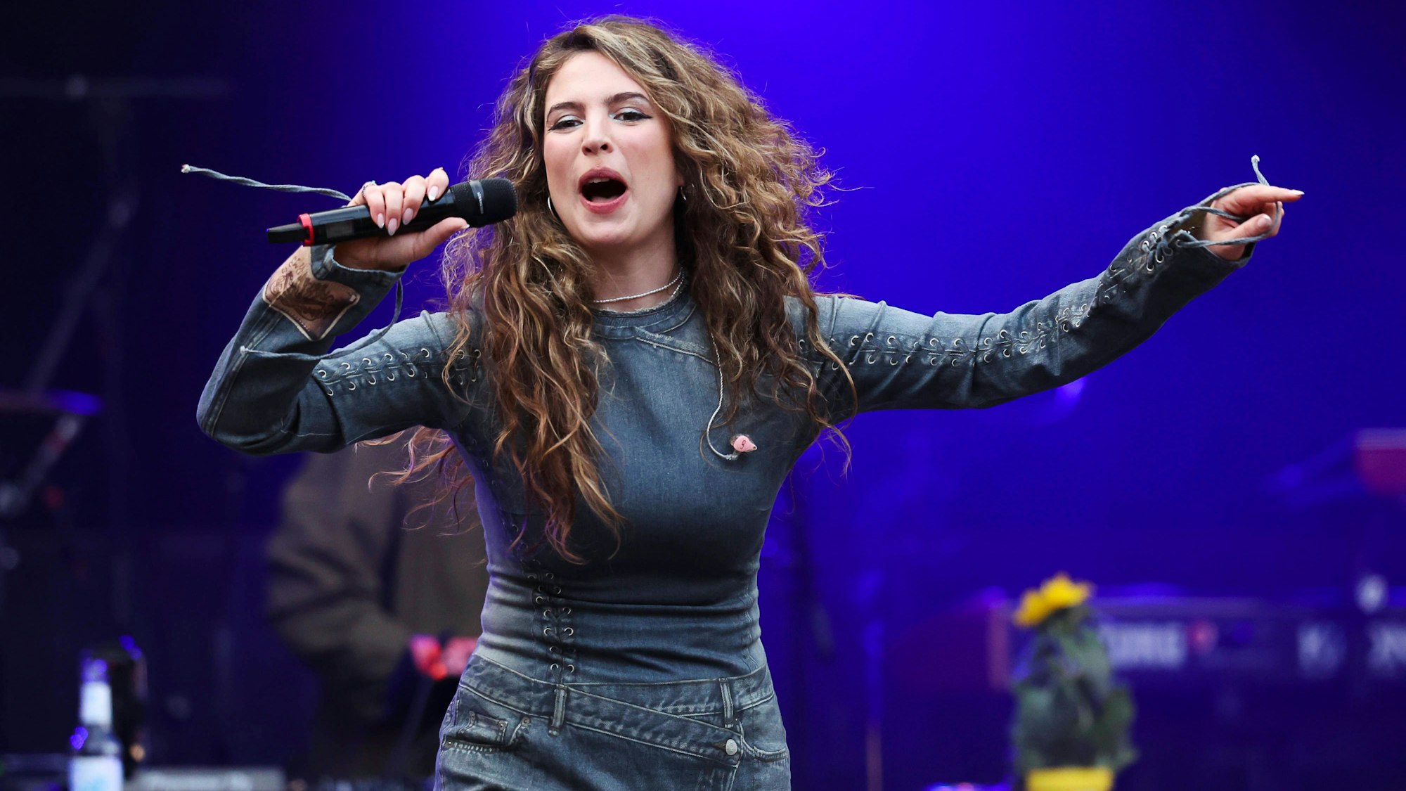 Nenas Tochter Larissa Kerner auf der Bühne.