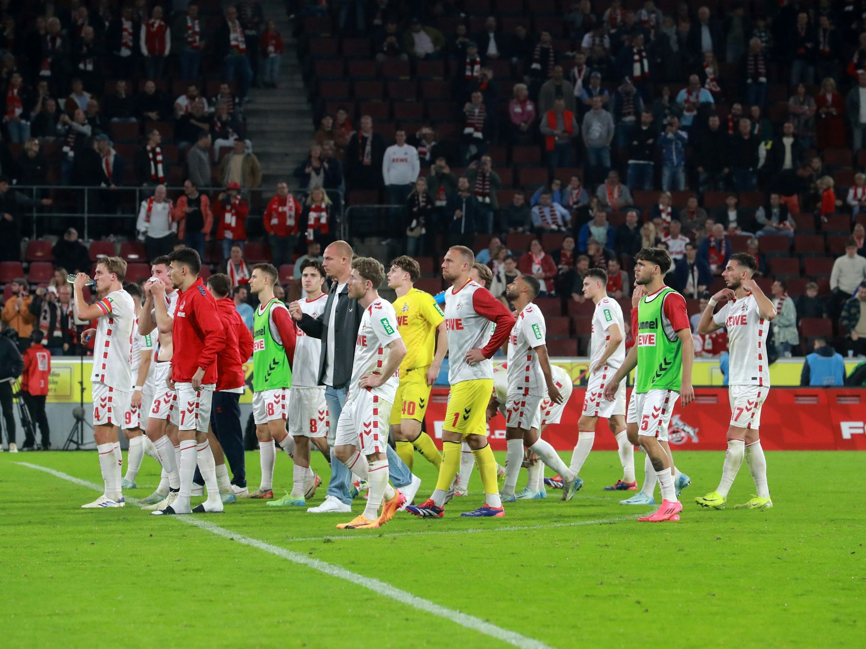 Die Mannschaft des 1. FC Köln am Freitagabend (25. Oktober 2024) nach der Niederlage gegen den SC Paderborn.