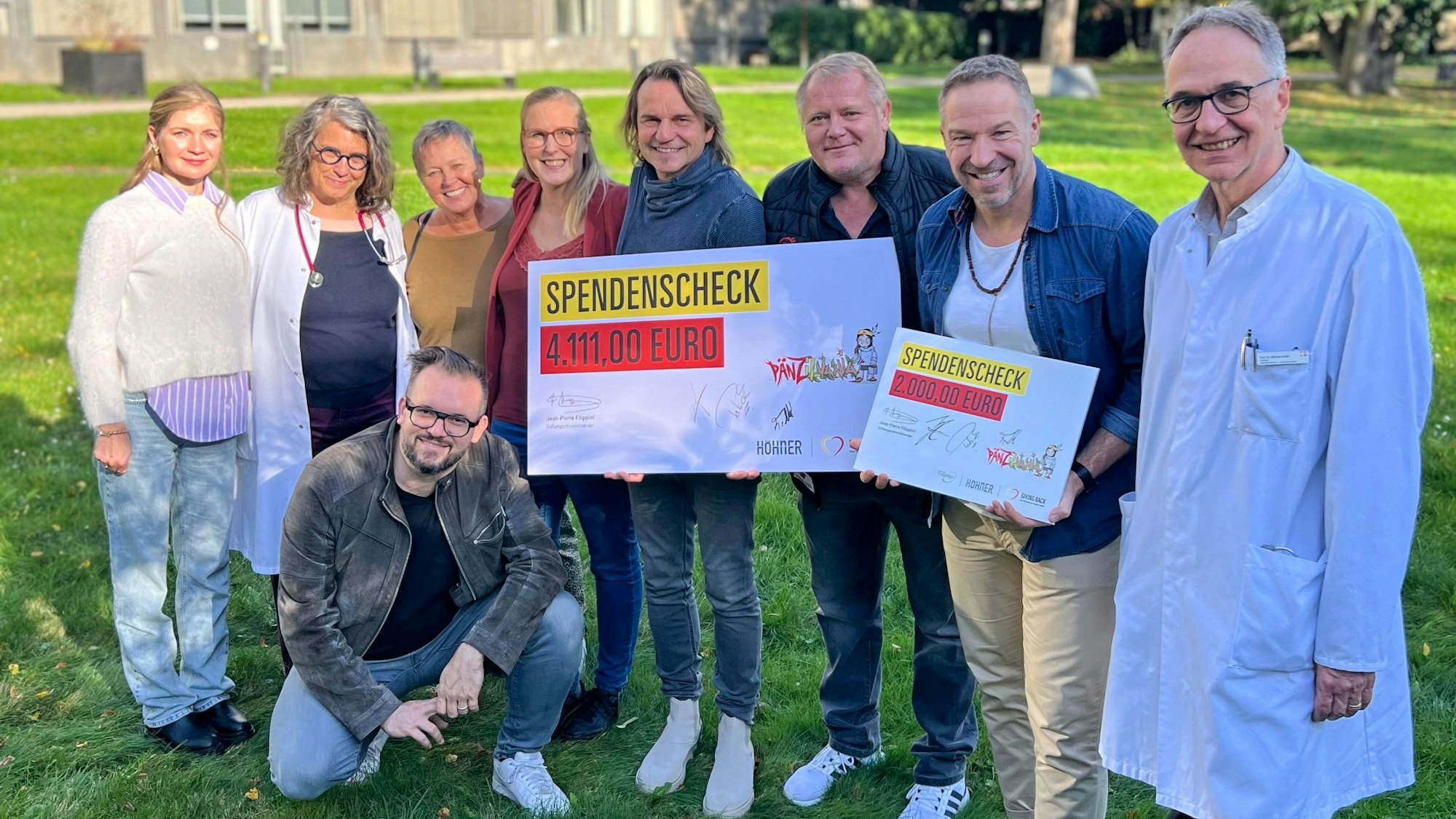 Höhner überreichen Spendenscheck ans Kinderkrankenhaus.