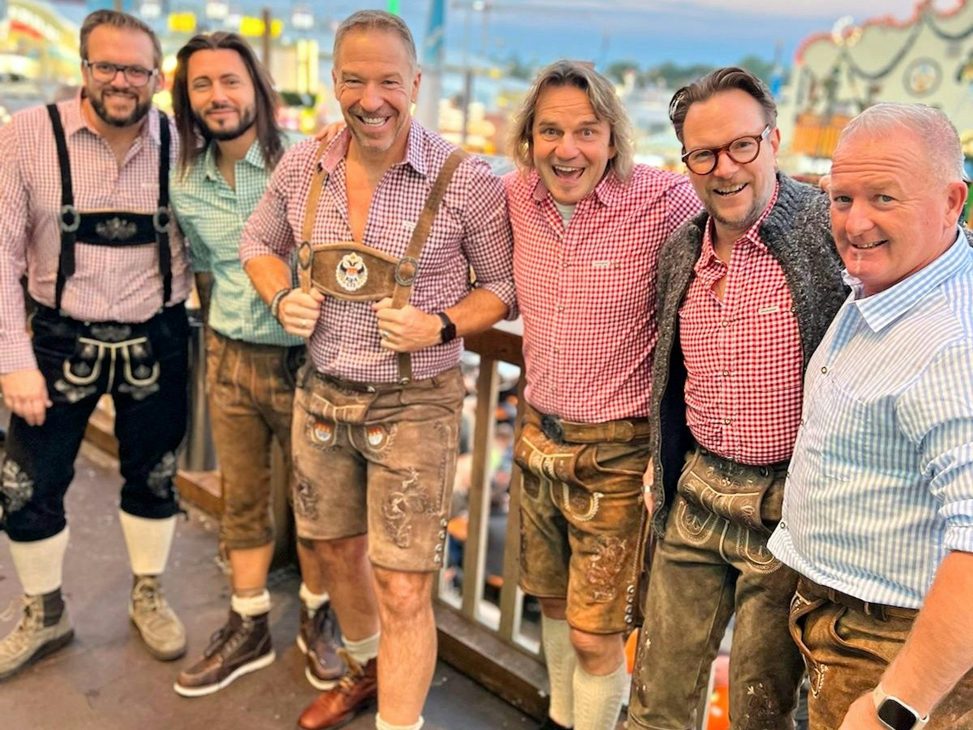 Die Höhner beim Oktoberfest in Lederhosen.