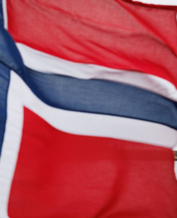 Eine norwegische Flagge weht im Hafen von Oslo.