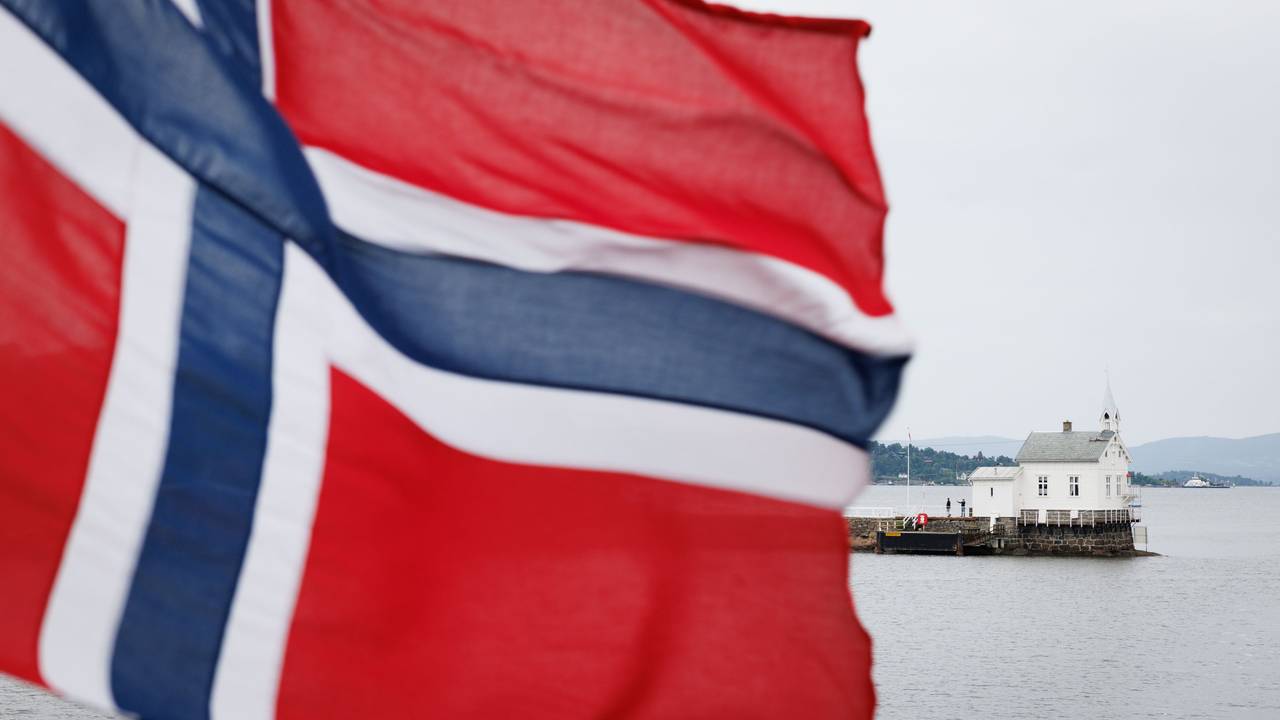 Eine norwegische Flagge weht im Hafen von Oslo.