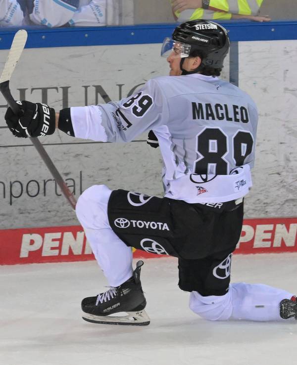 Haie-Profi Gregor MacLeod jubelt am Freitag (25. Oktober 2024) über seinen Treffer bei den Pinguins Bremerhaven.