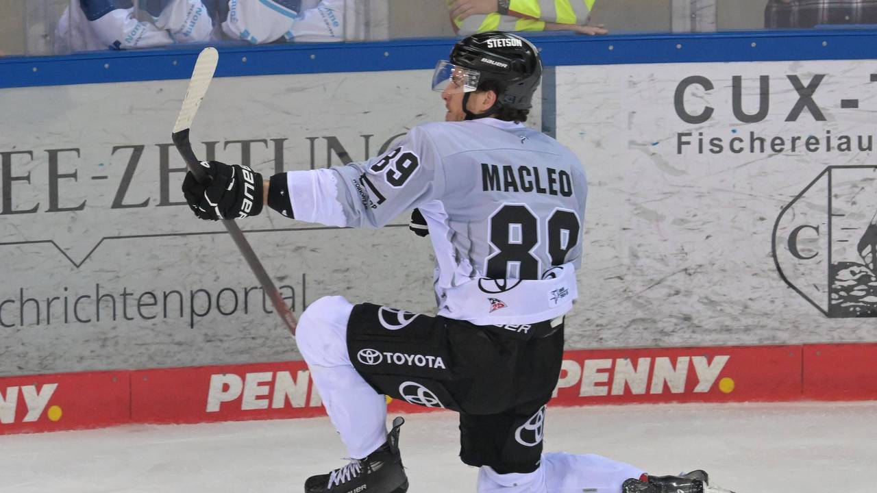 Haie-Profi Gregor MacLeod jubelt am Freitag (25. Oktober 2024) über seinen Treffer bei den Pinguins Bremerhaven.