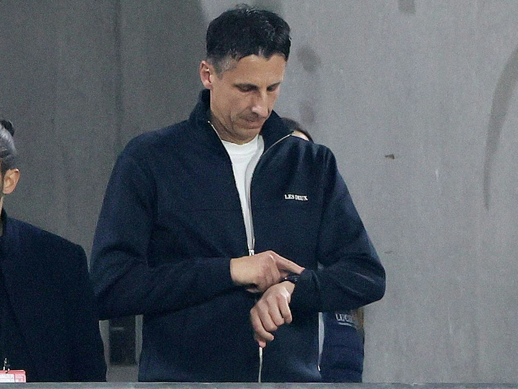 Christian Keller (1. FC Köln) schaut auf die Uhr.