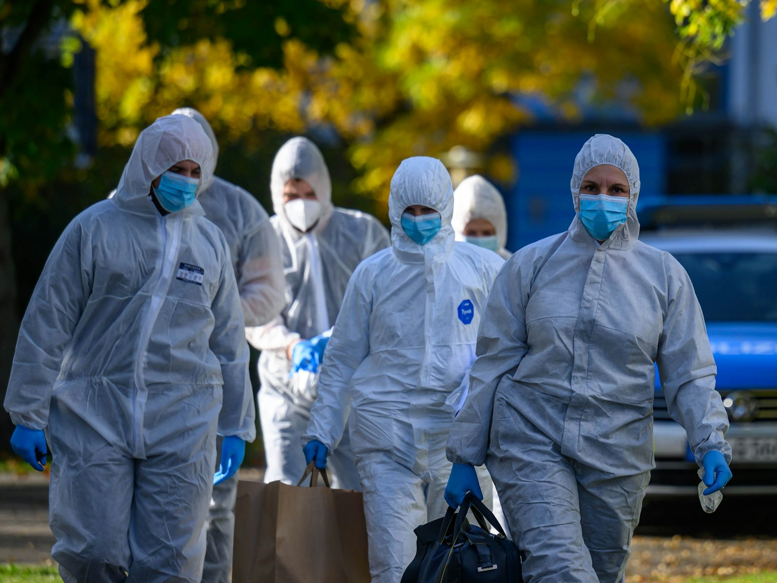 Beamte einer Tatortgruppe gehen in ein Mehrfamilienhaus in Leipzig. Nach ersten Erkenntnissen von Polizei und Staatsanwaltschaft soll die 13 Jahre alte Schwester des toten Mädchens die tödlichen Verletzungen bei dem Kind verursacht haben.