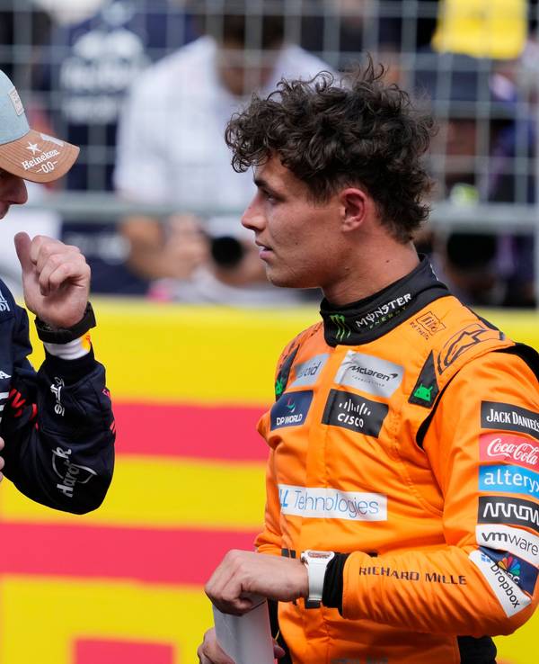 Lando Norris (r.) im Gespräch mit Max Verstappen.
