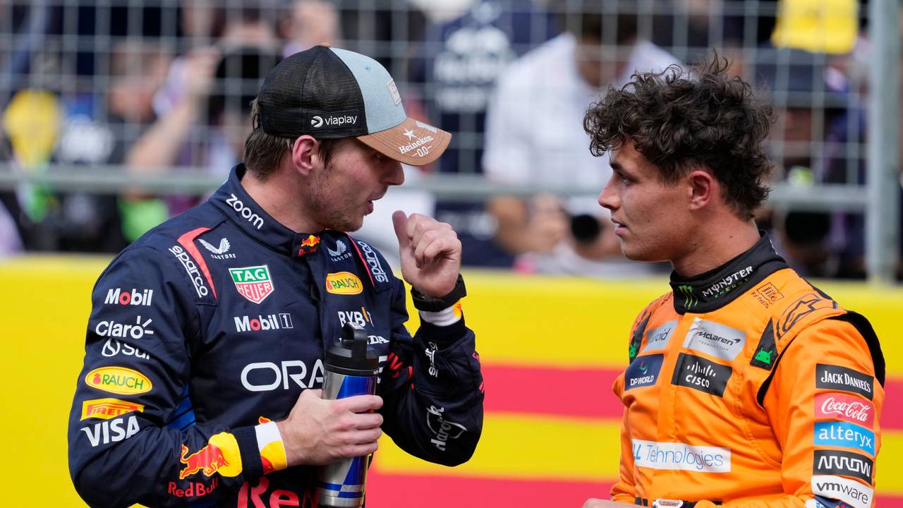 Lando Norris (r.) im Gespräch mit Max Verstappen.