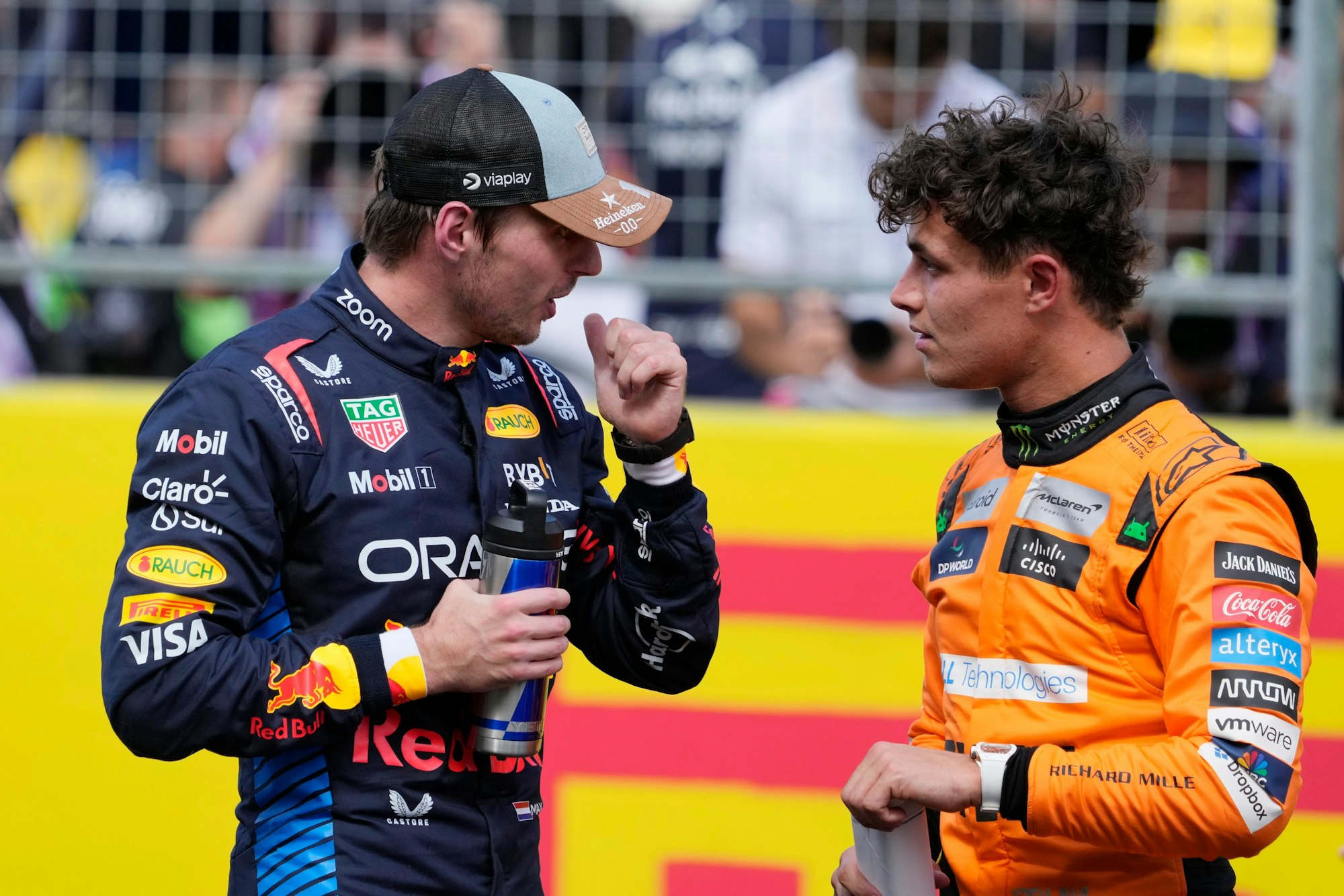 Lando Norris (r.) im Gespräch mit Max Verstappen.