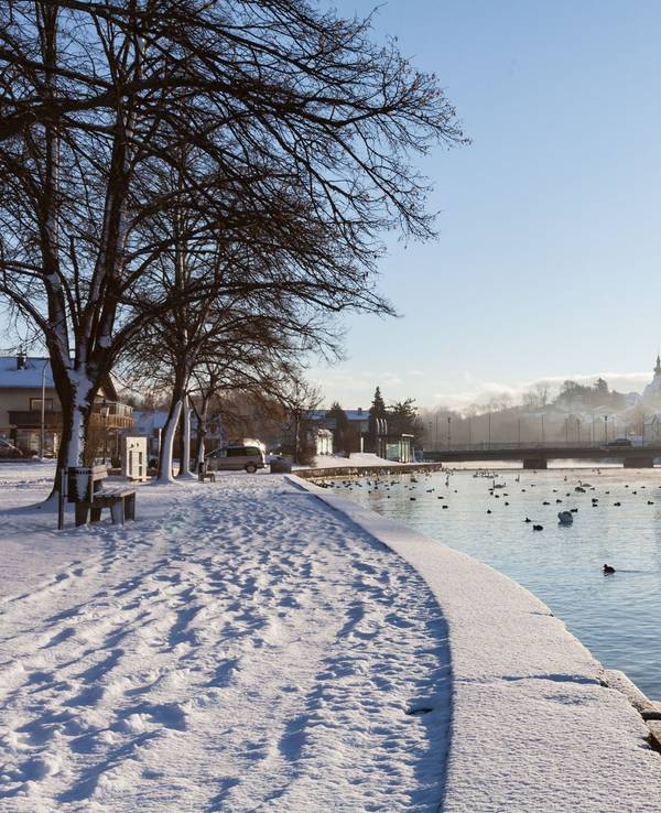 Wunderschöne Winterlandschaft am Attersee in Österreich.