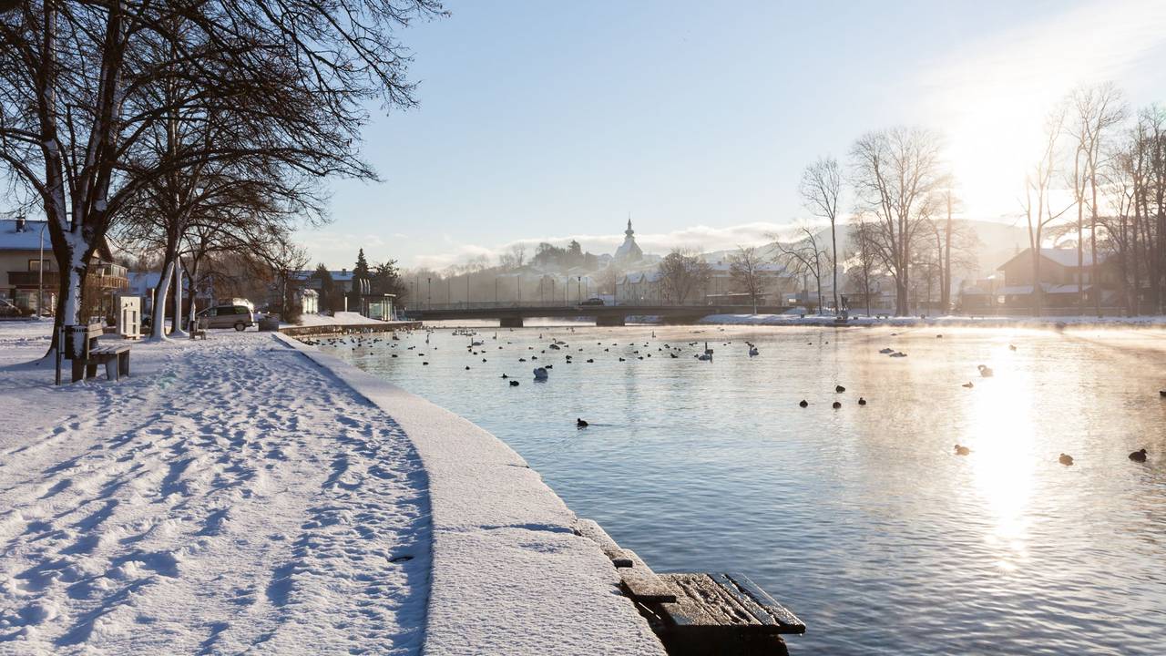 Wunderschöne Winterlandschaft am Attersee in Österreich.