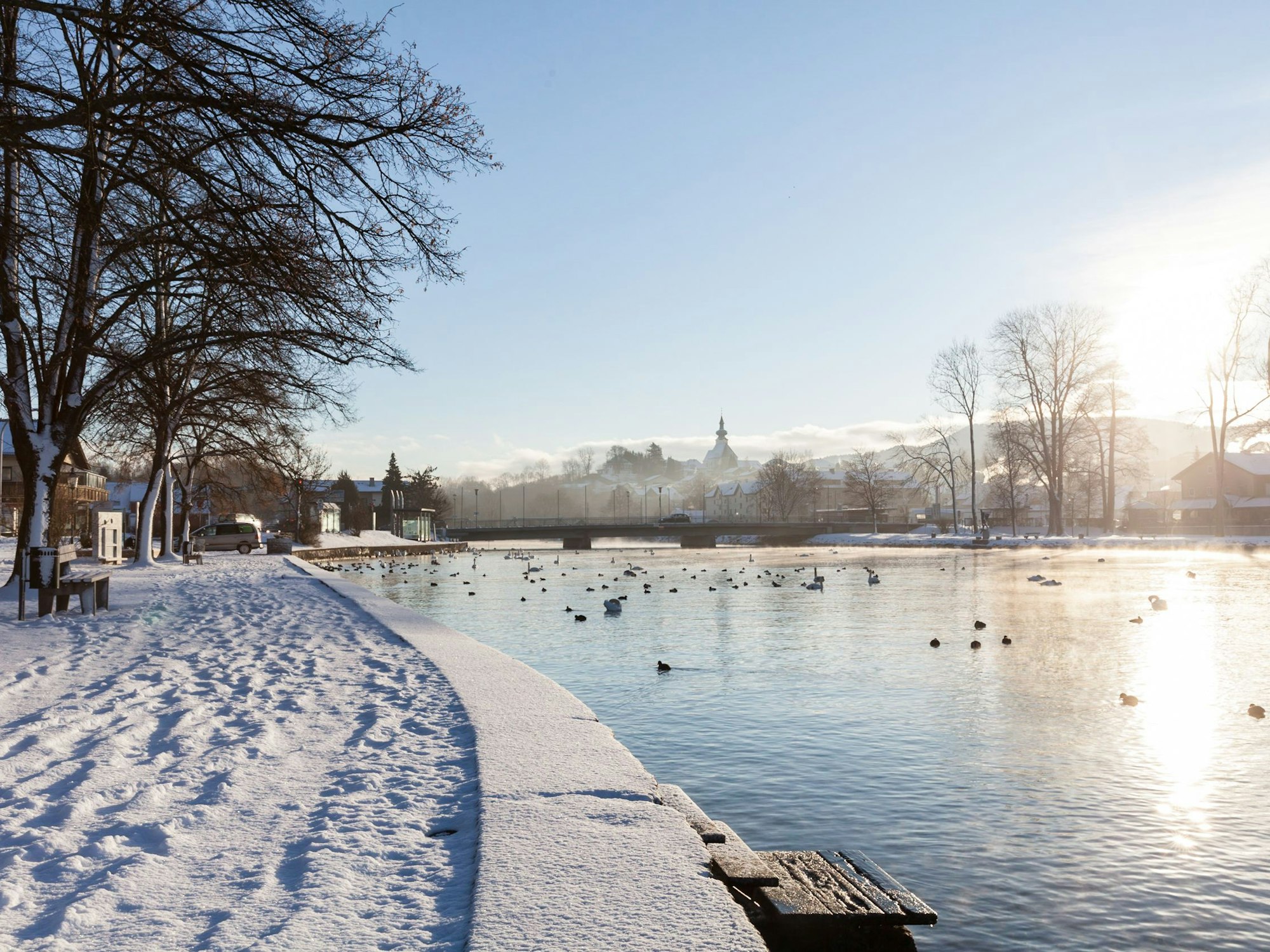 Wunderschöne Winterlandschaft am Attersee in Österreich.