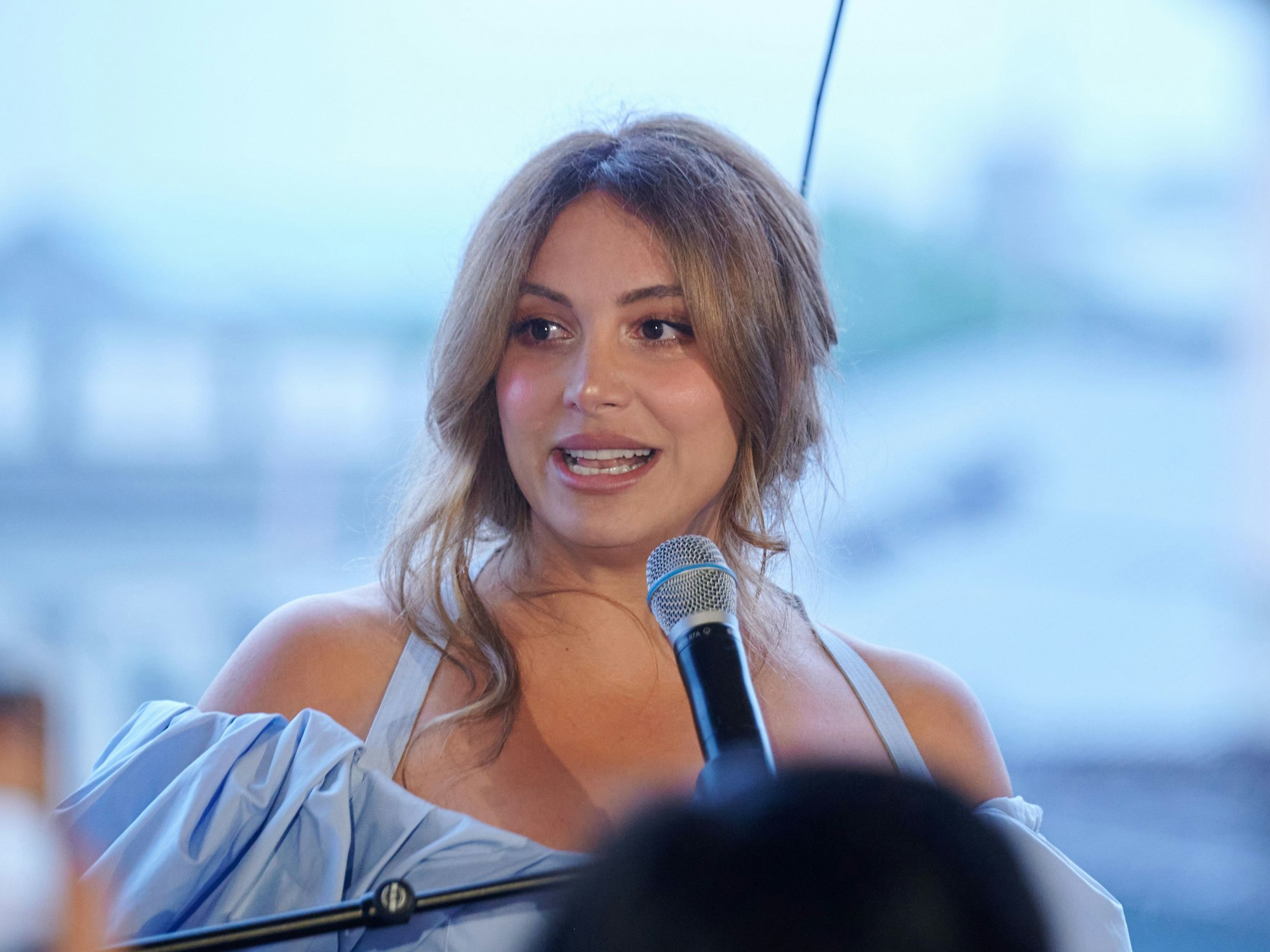 Schauspielerin Enissa Amani spricht bei der Veranstaltung „Frauen 100“ im Hotel de Rome.