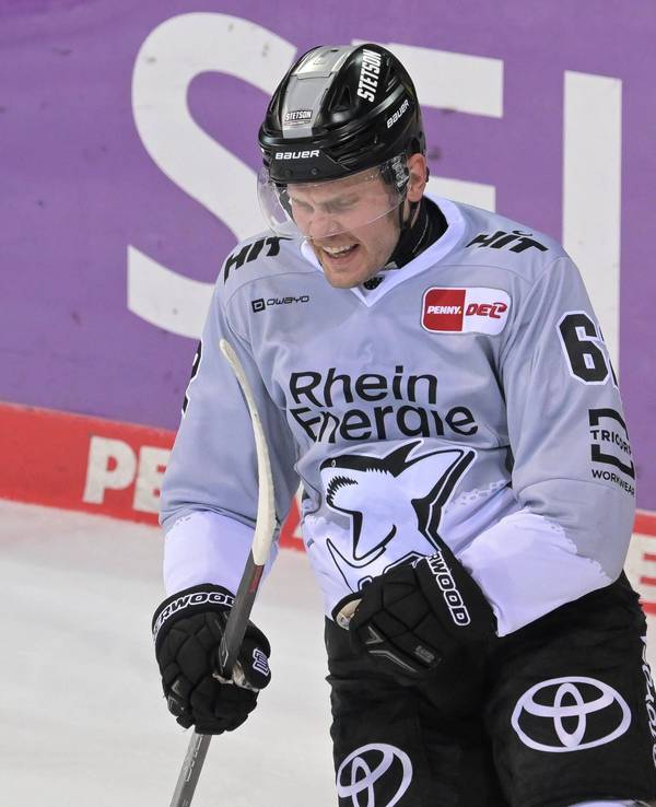 Parker Tuomie bejubelt seinen ersten Treffer im Haie-Trikot.