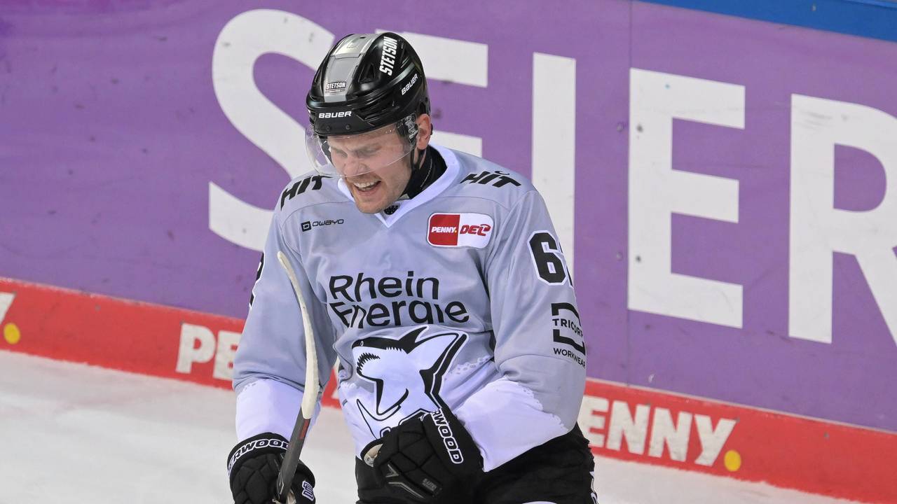 Parker Tuomie bejubelt seinen ersten Treffer im Haie-Trikot.