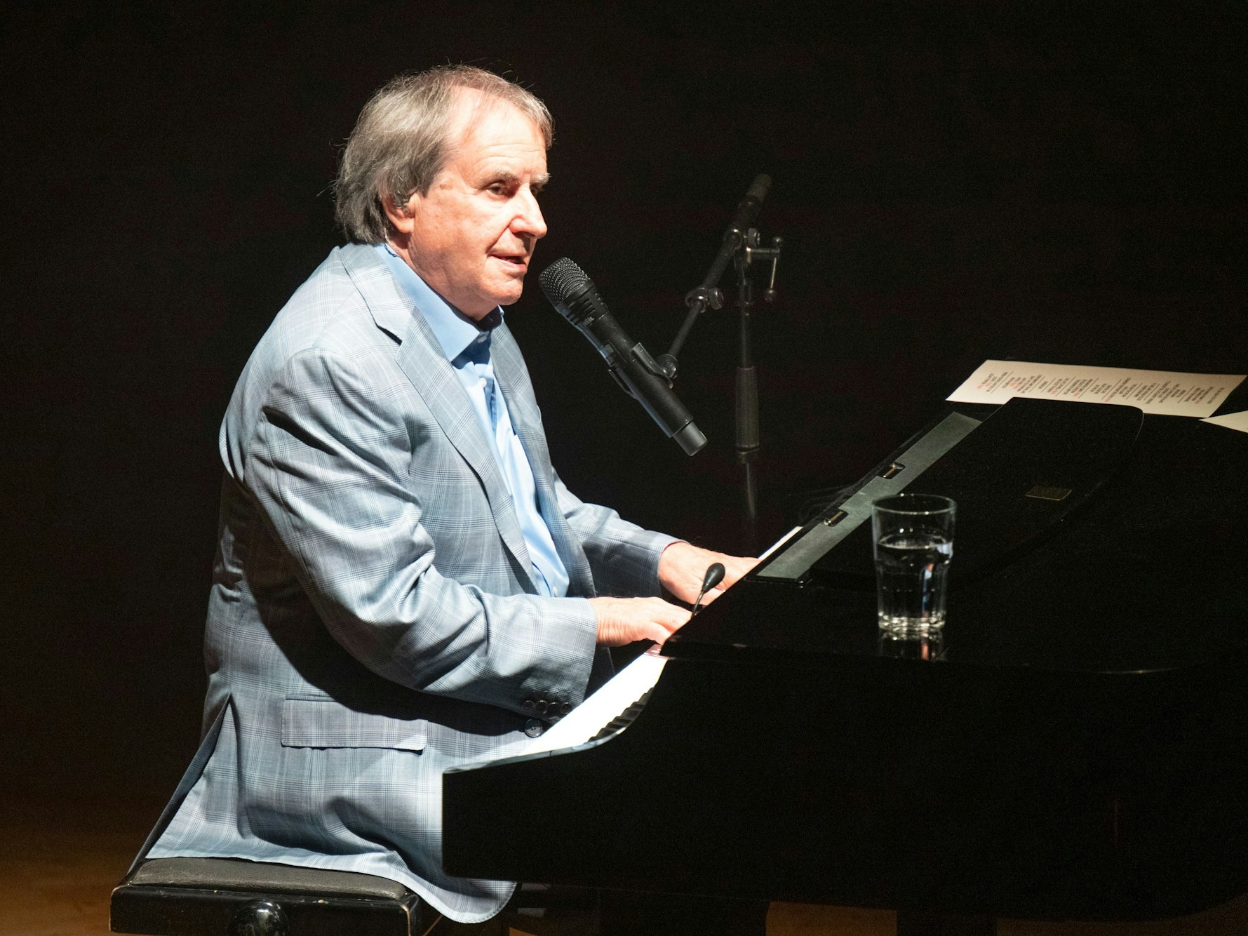 Chris de Burgh spielt ein Solo-Konzert in der Philharmonie.