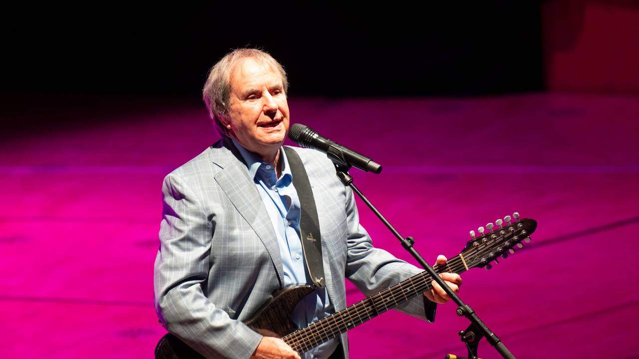 Chris de Burgh spielt ein Solo-Konzert in der Philharmonie.