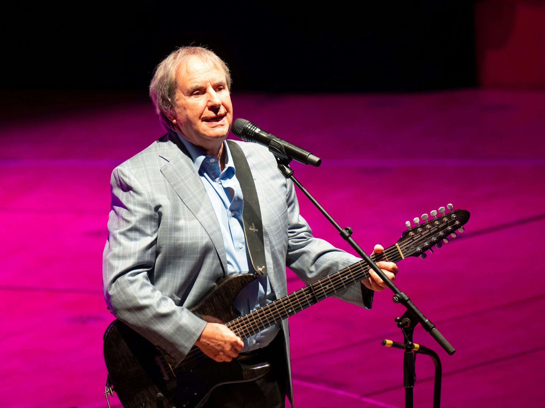 Chris de Burgh spielt ein Solo-Konzert in der Philharmonie.
