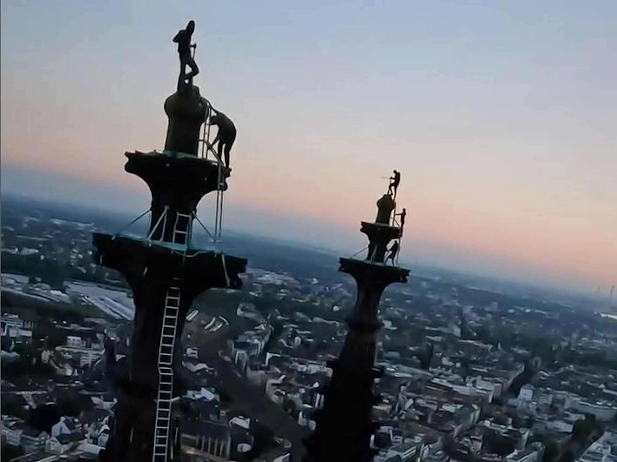 Der Screenshot aus dem Video zeigt die Kletterer auf den beiden Spitzen des Kölner Doms.