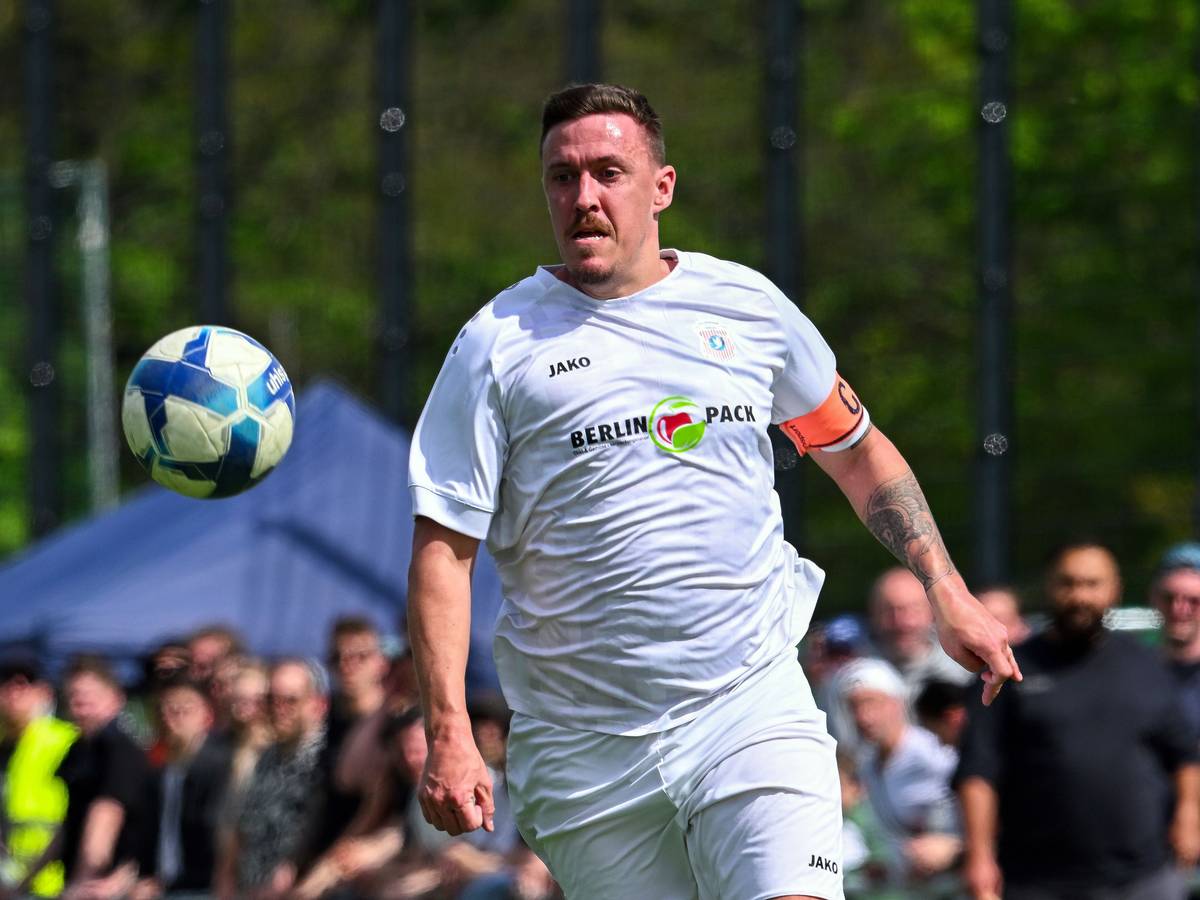 Der frühere Nationalspieler Max Kruse, hier im April 2024 in Berlin, läuft mit dem Ball in Richtung gegnerisches Tor.