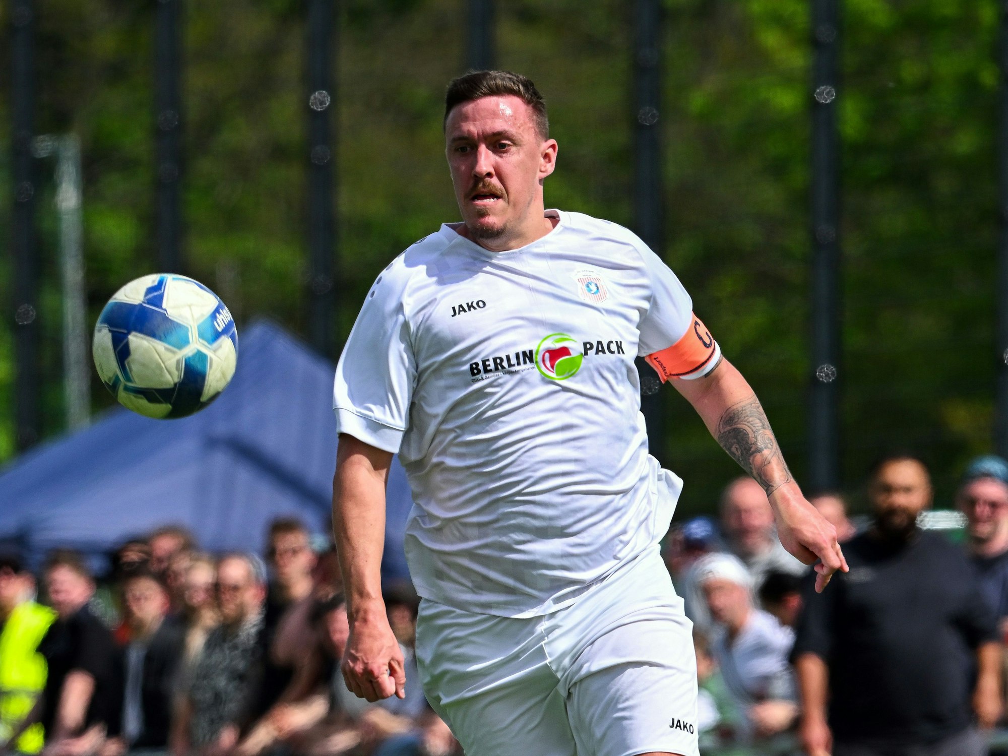Der frühere Nationalspieler Max Kruse, hier im April 2024 in Berlin, läuft mit dem Ball in Richtung gegnerisches Tor.