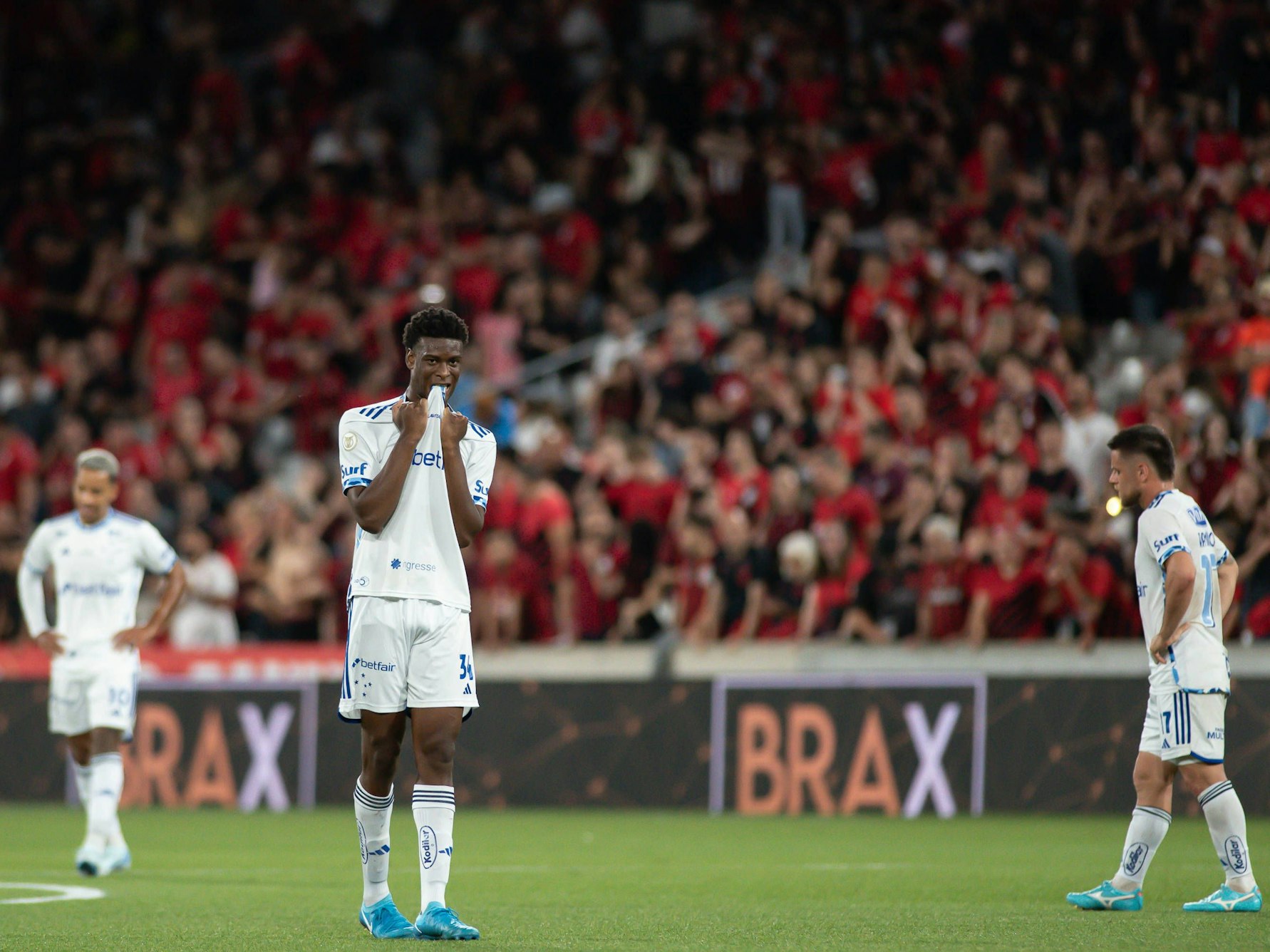 Die Spieler von Paranaense wirken enttäuscht.