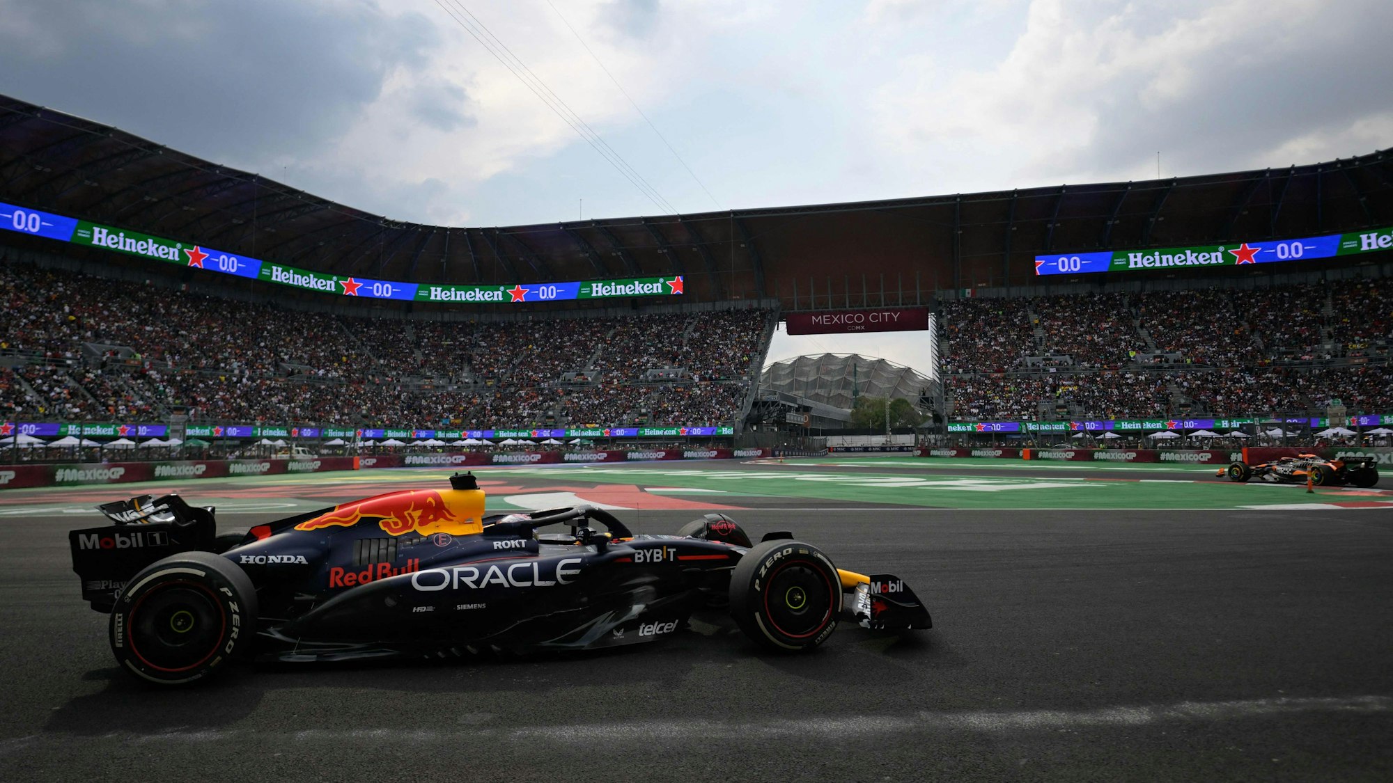 Max Verstappen auf der Strecke in Mexiko.