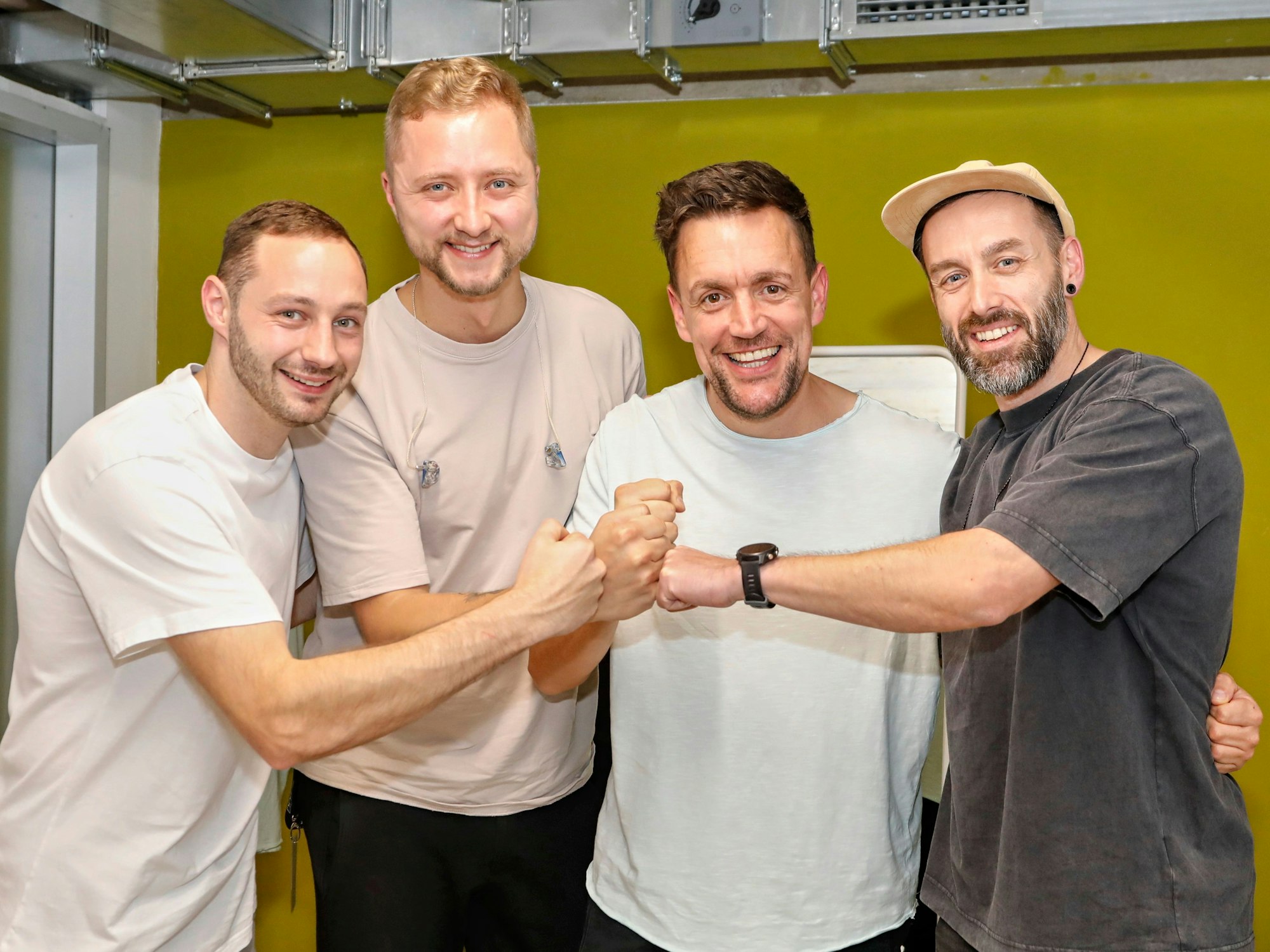 Die vier Mitglieder der Band Fiasko bei einem Gruppenfoto.