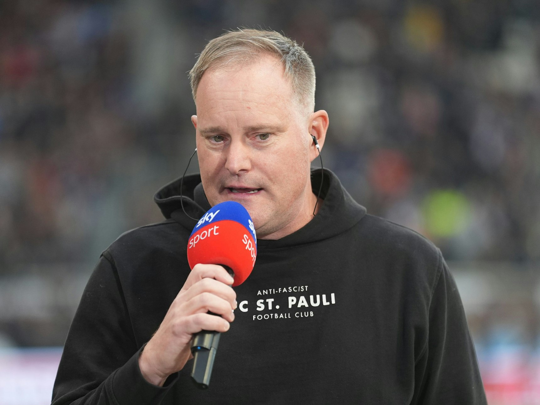 St. Paulis Präsident Oke Göttlich spricht während eines Interviews mit dem Pay-TV-Sender Sky Sport.