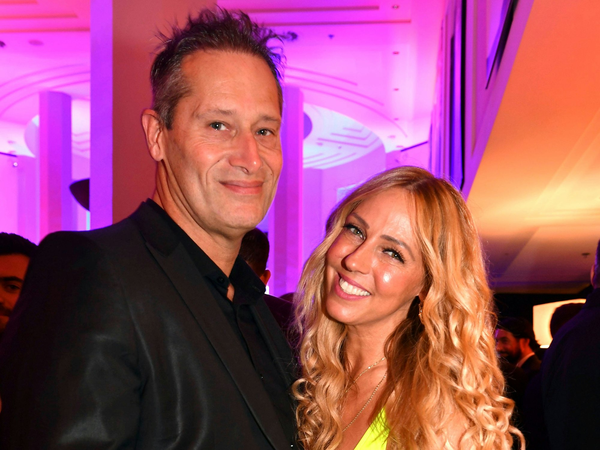 Bereits seit 2009 ist Loona mit ihrem Partner Mark van der Waal glücklich. Das Foto zeigt das Paar beim 100. Film Award Event im Münchener Charles Hotel 2023.