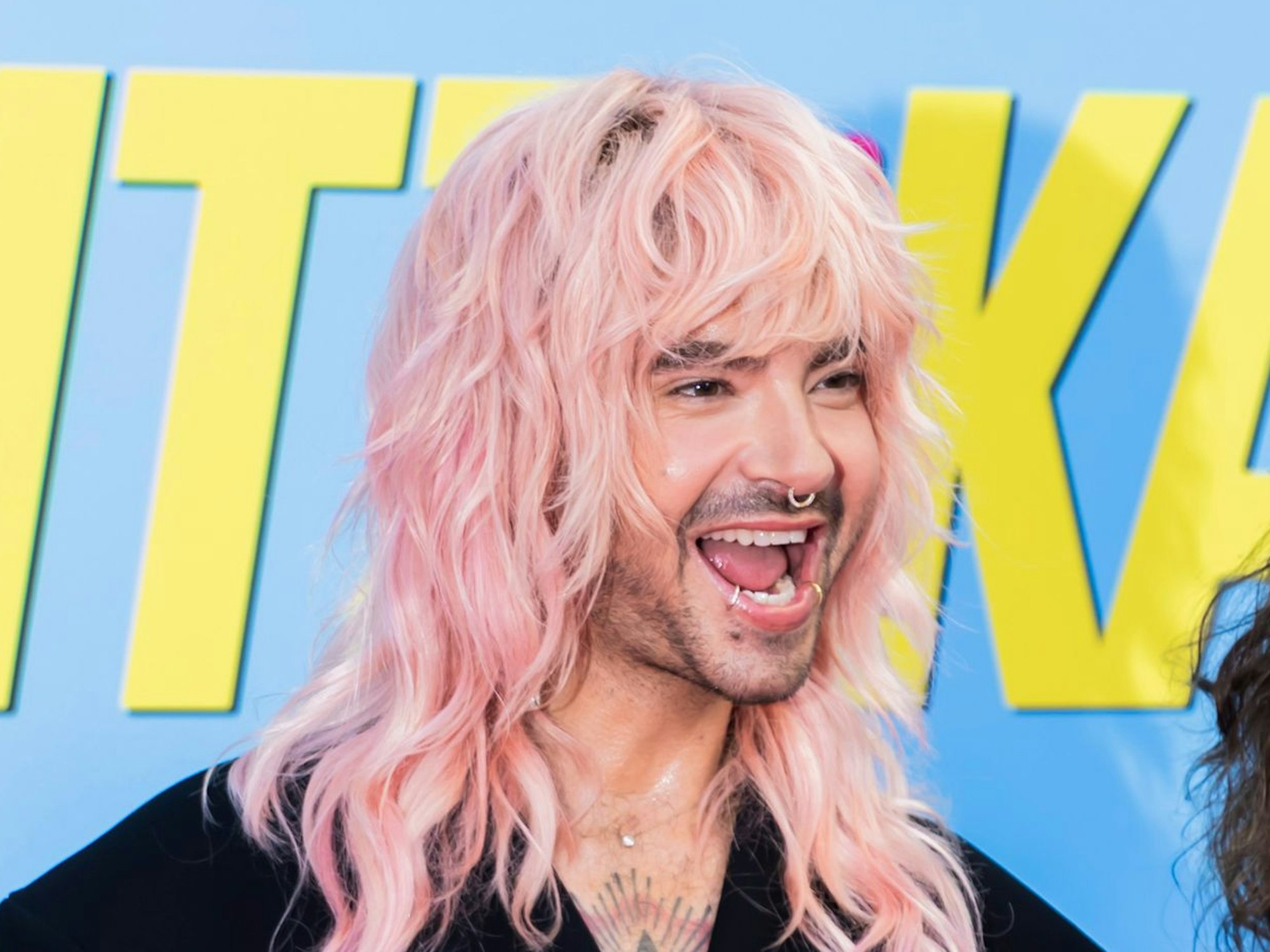 Bill Kaulitz, hier Ende Juni 2024 auf dem Roten Teppich zu seiner Netflix-Dokuserie „Kaulitz & Kaulitz“ anlässlich des Special Screenings im Delphi-Filmpalast in Berlin.