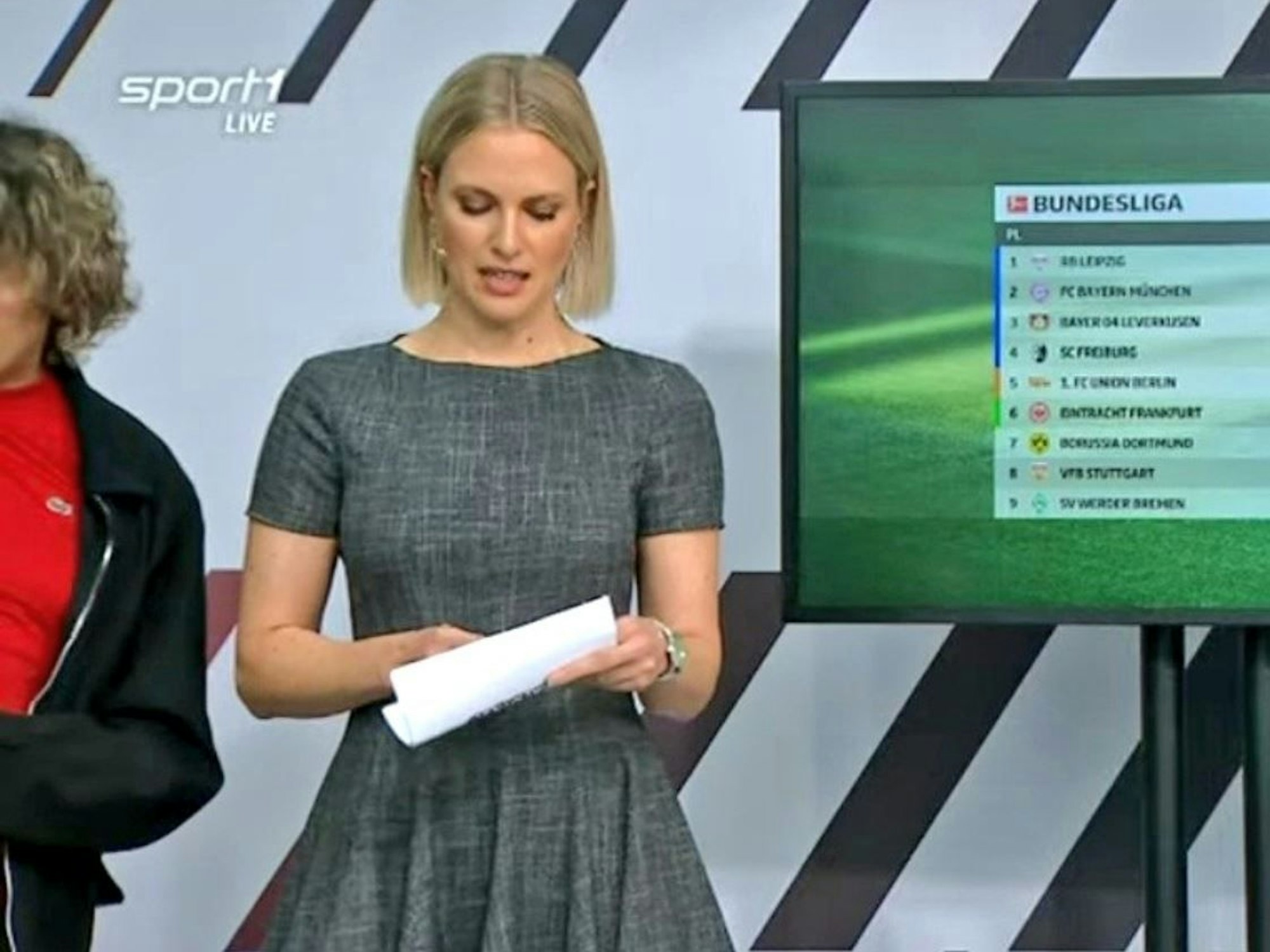 Ruth Hofmann wird bei der Moderation im Doppelpass von einem Mann gestört.