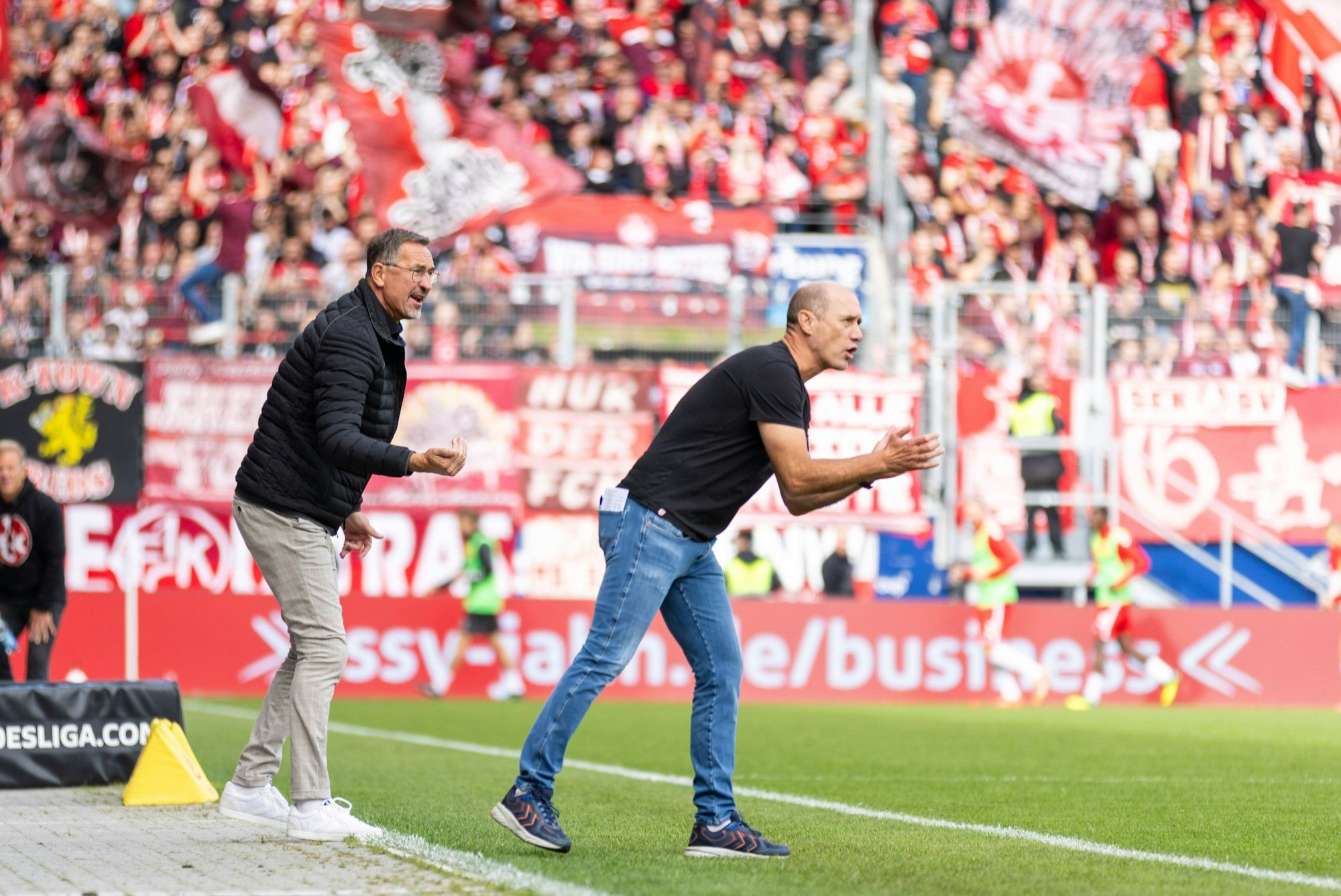 Achim Beierlorzer und Trainer Joe Enochs (r.) feuern ihre Mannschaft an.