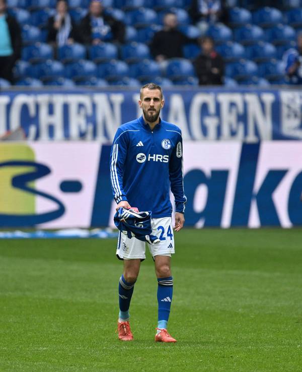 Dominick Drexler geht über den Rasen.