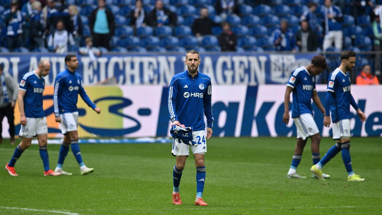 Dominick Drexler geht über den Rasen.