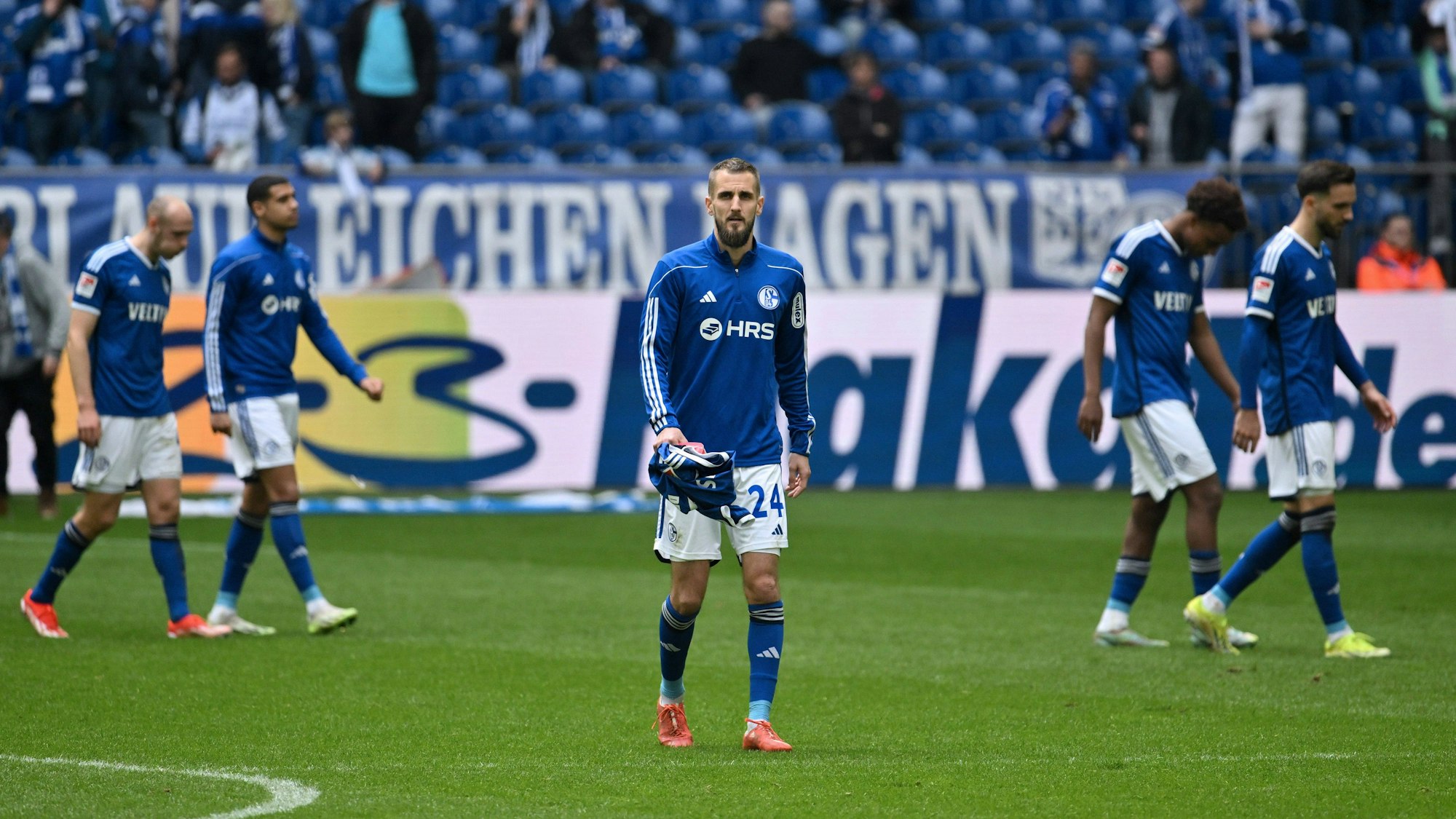 Dominick Drexler geht über den Rasen.