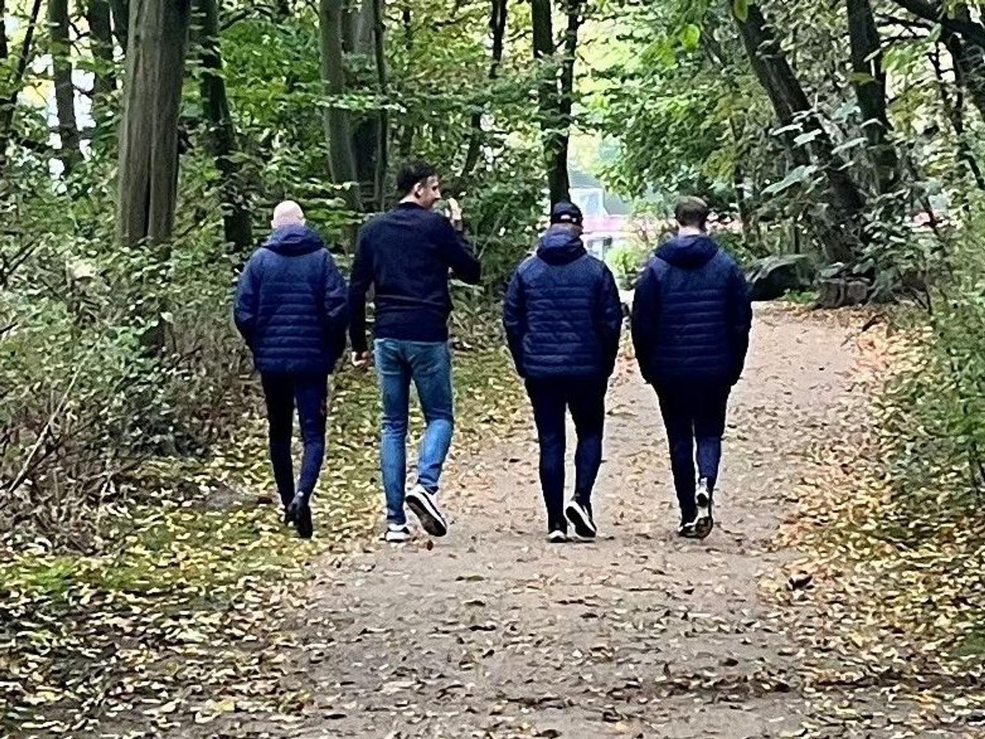 Sport-Geschäftsführer Christian Keller mit dem Trainerteam am Geißbockheim.