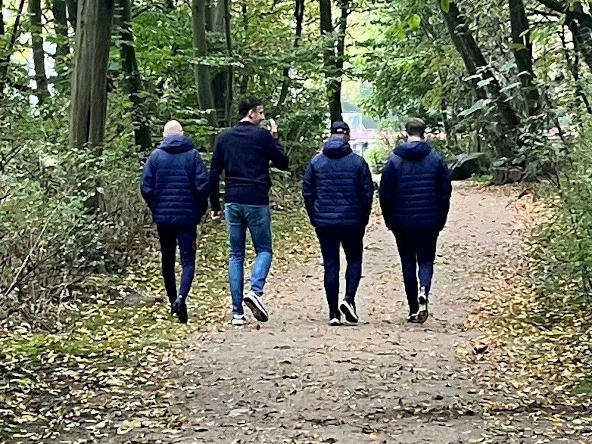 Sport-Geschäftsführer Christian Keller mit dem Trainerteam am Geißbockheim.
